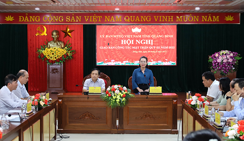 Đồng chí Chủ tịch Ủy ban MTTQVN tỉnh Phạm Thị Hân phát biểu tại hội hội nghị.