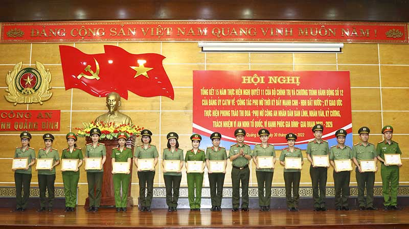  Đồng chí đại tá Nguyễn Hữu Hợp, Giám đốc Công an tỉnh tặng giấy khen cho các tập thể, cá nhân có thành tích xuất sắc trong thực hiện Nghị quyết số 11-NQ/TW.