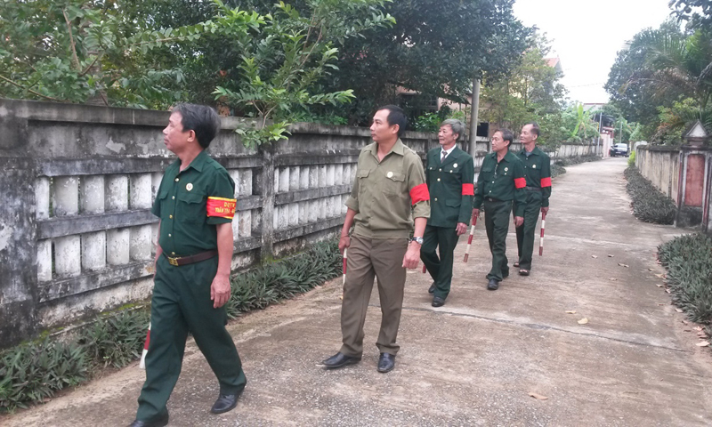  Các cựu chiến binh tuần tra bảo đảm an ninh trật tự thôn, xóm.