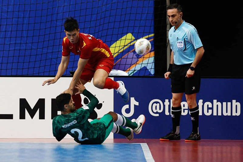  Lối chơi của tuyển futsal Việt Nam khiến Saudi Arabia gặp nhiều khó khăn. (Ảnh: AFC)