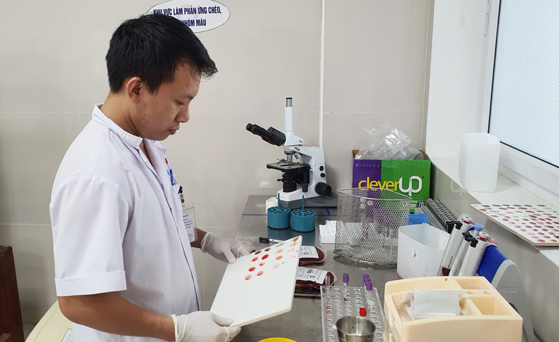 Khoa Sinh hóa-Huyết học-Truyền máu làm các xét nghiệm kỹ càng trước khi máu được đưa vào sử dụng cho bệnh nhân.