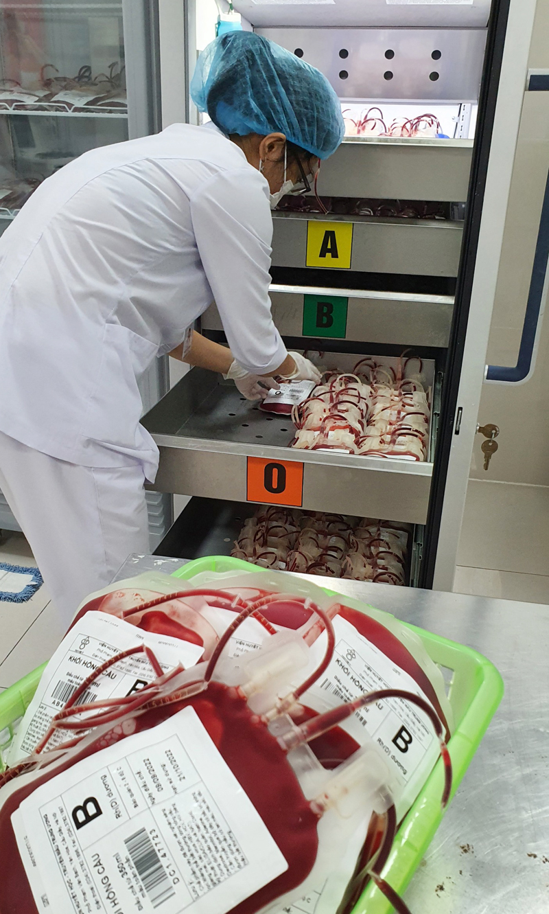 Hơn 400 đơn vị máu chi viện từ Bệnh viện Huyết học truyền máu Trung ương giúp Bệnh viện HNVN-CBĐH cầm cự được khoảng 2 tuần.