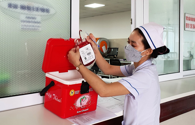 Các khoa liên tục nhận máu tại Ngân hàng máu bệnh viện để truyền máu cấp cứu cho bệnh nhân.