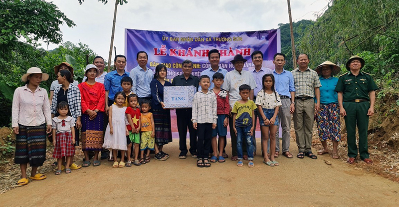 Lễ khánh thành và bàn giao công trình cống tràn bản Nước Đắng, xã Trường Sơn (Quảng Ninh).