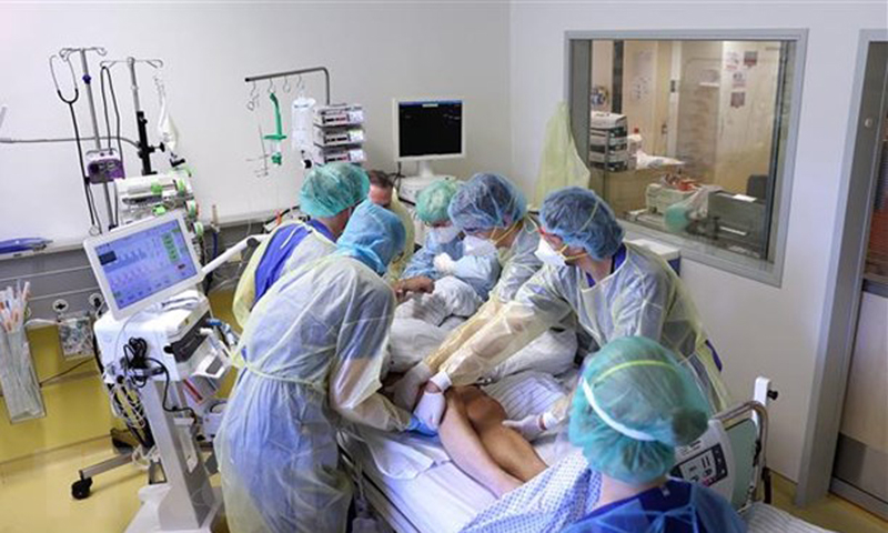 Điều trị cho bệnh nhân nhiễm COVID-19 tại bệnh viện ở Magdeburg, Đông Đức. (Ảnh: AFP/TTXVN)