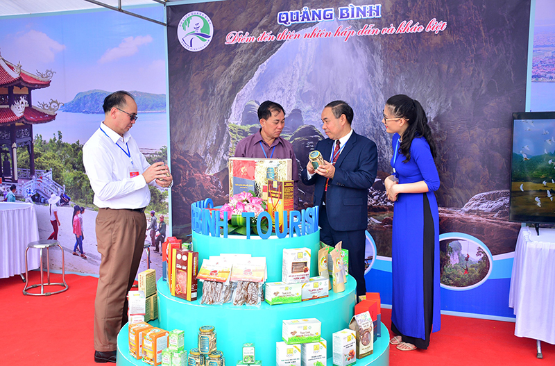 Trưng bày các sản phẩm OCOP đặc trưng.