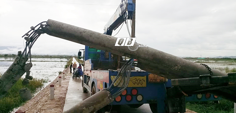 Hai cột điện trên xe cẩu bị gãy ngang.