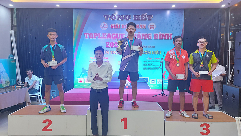 Ban tổ chức trao giải cho các VĐV có thành tích thi đấu tốt