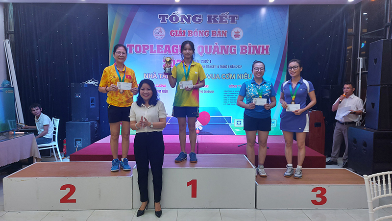 Ban tổ chức trao giải cho các VĐV có thành tích thi đấu tốt