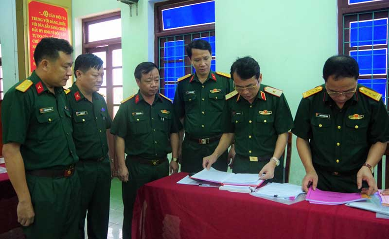 Đoàn công tác kiểm tra hệ thống sổ sách, văn bản.