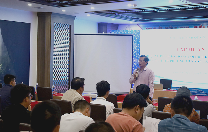 Lãnh đạo Sở Du lịch cung cấp một số thông tin về tình hình phát triển du lịch tại địa phương. 