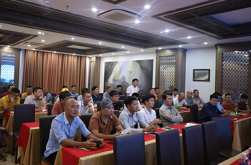Tham gia lớp tập huấn có 60 người điều khiển và nhân viên phục vụ trên phương tiện vận tải khách du lịch đường bộ. 
