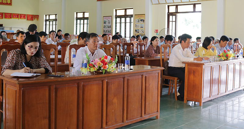 Các đại biểu tham dự buổi tiếp xúc cử tri.