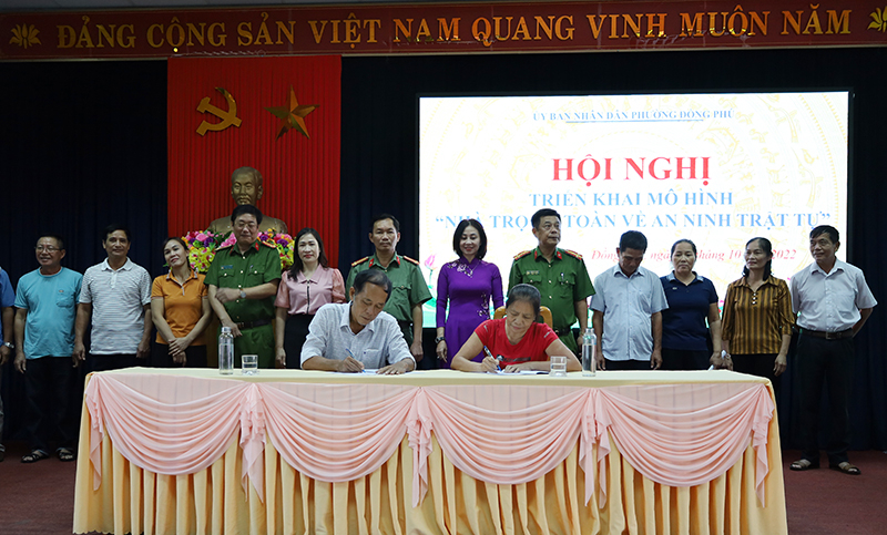 Các chủ nhà trọ trên địa bàn phường Đồng Phũ ký cam kết thực hiện mô hình “Nhà trọ an toàn về ANTT”.