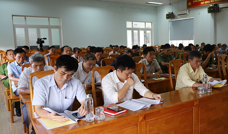 Người dân tham gia diễn đàn “Công an lắng nghe ý kiến nhân dân”.