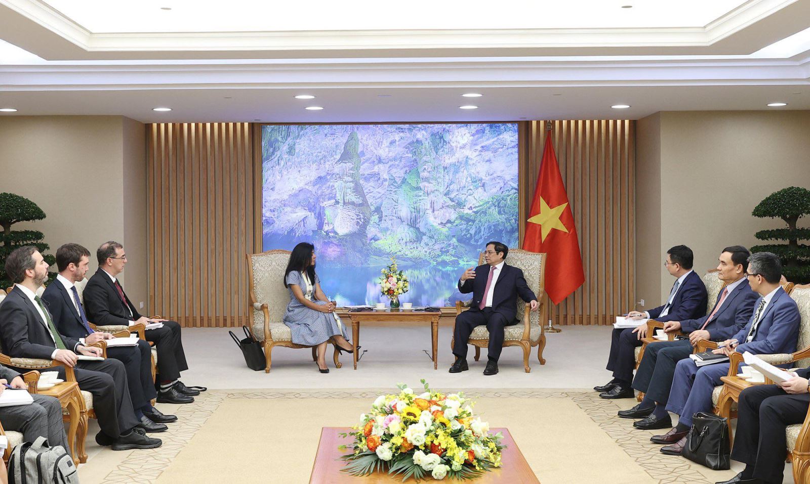 Thủ tướng Phạm Minh Chính tiếp bà Era Dabla-Norris. Ảnh: Dương Giang/TTXVN