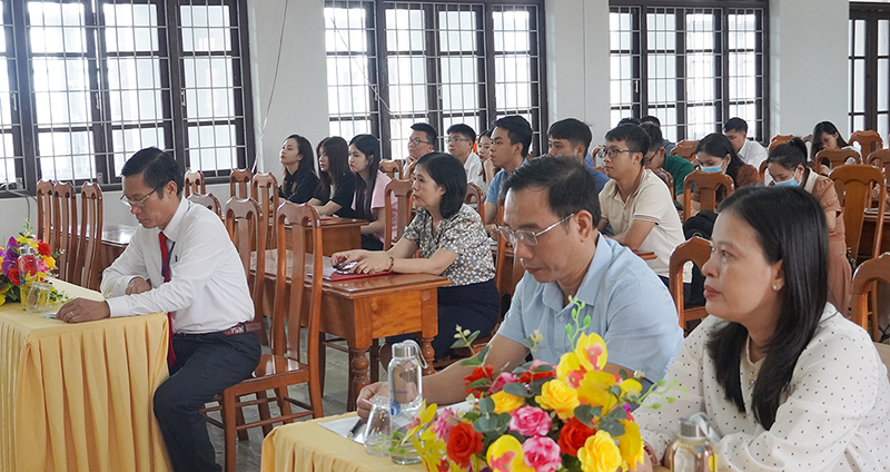 Các đại biểu tham dự lễ khai giảng.