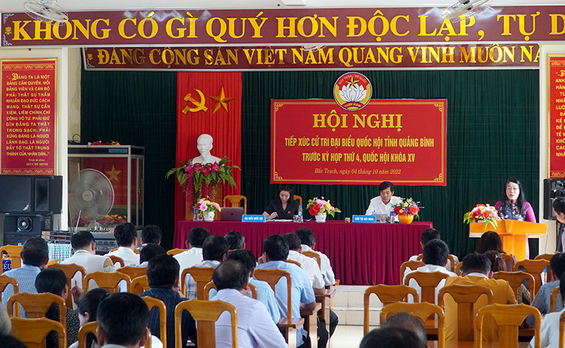 Đại biểu Nguyễn Thị Tuyết Nga thông tin với cử tri về dự kiến nội dung, chương trình kỳ họp