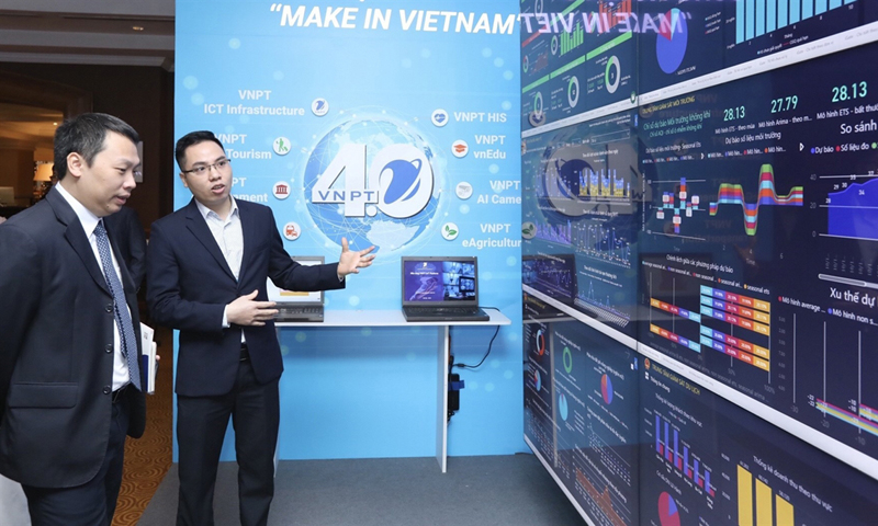 Chia sẻ về hạ tầng thông tin tại một triển lãm của ngành thông tin truyền thông. Ảnh: TTXVN.