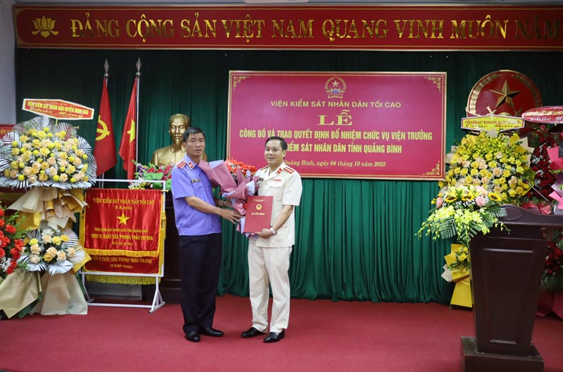 Đồng chí Nguyễn Duy Giảng, Ủy viên Ban cán sự Đảng, Phó Viện trưởng VKSND tối cao trao Quyết định bổ nhiệm Viện trưởng VKSND tỉnh Quảng Bình của VKSND tối cao đối với ông Nguyễn Tiến Hùng.