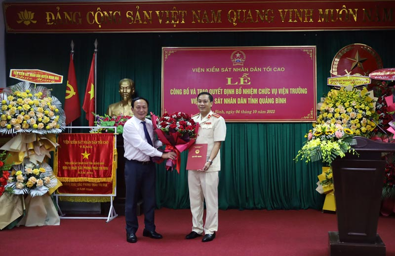Đồng chí Trần Hải Châu, Phó Bí thư Thường trực Tỉnh ủy, Chủ tịch HĐND tỉnh tặng hoa chúc mừng tân Viện trưởng VKSND tỉnh Quảng Bình.