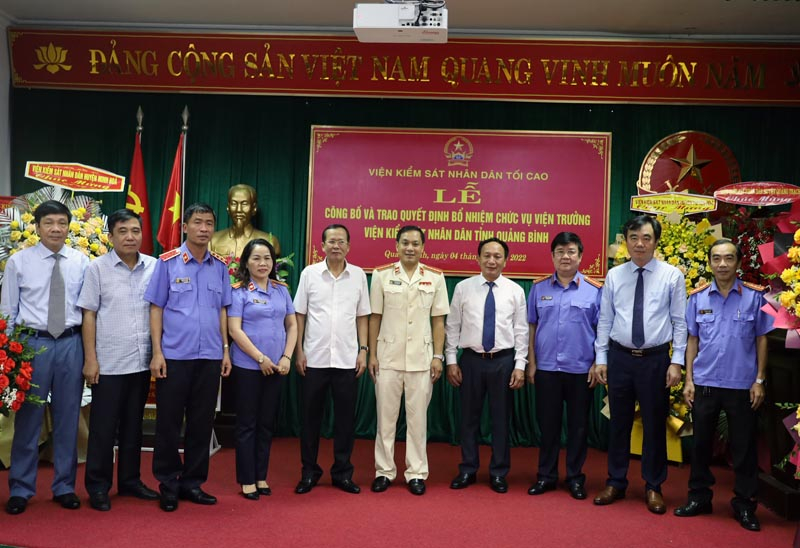 Các đại biểu chụp hình lưu niệm tại buổi lễ.