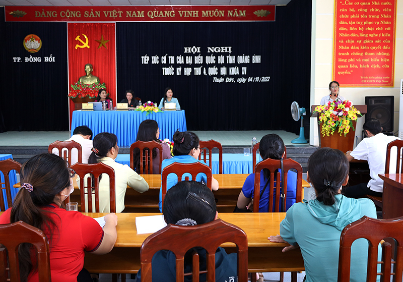 Cử tri TP. Đồng Hới phát biểu ý kiến.