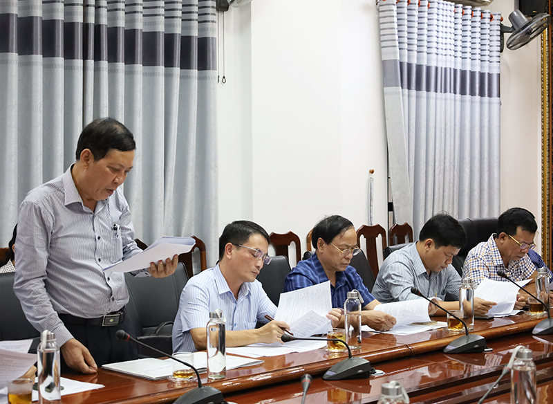  Đại diện Ban vận động Quỹ “Vì người nghèo” tỉnh báo cáo kết quả hỗ trợ người nghèo và công tác an sinh xã hội.