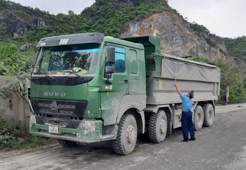 Thanh tra Sở GT-VT thực hiện đo kích thước thành thùng xe chở hàng có dấu hiệu vi phạm.