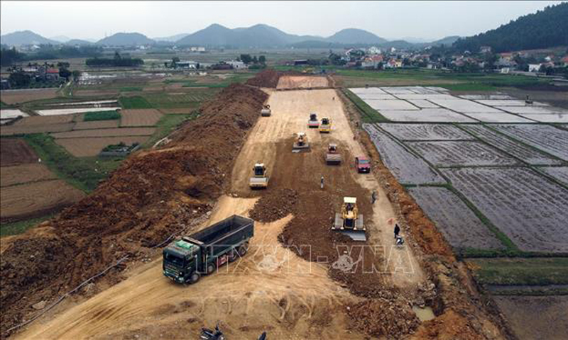 Thi công cao tốc Bắc - Nam phía đông đoạn Nghi Sơn - Diễn Châu. Ảnh tư liệu: Huy Hùng/TTXVN