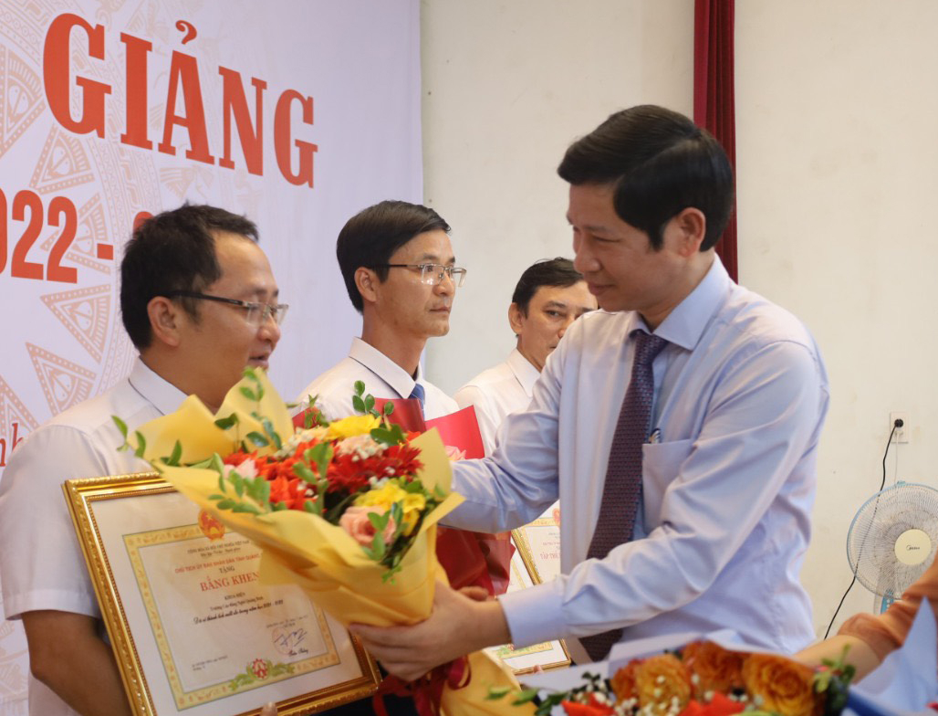... và trao bằng khen của Chủ tịch UBND tỉnh cho các tập thể, cá nhân xuất sắc.