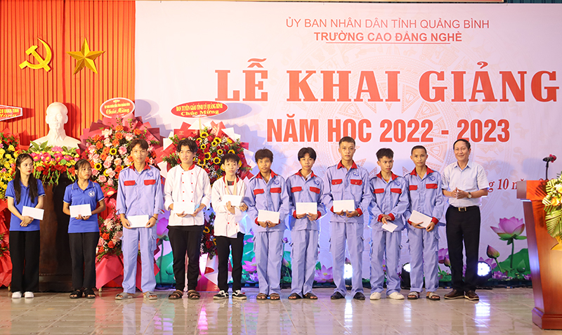 Trao học bổng hỗ trợ cho các em HSSV.