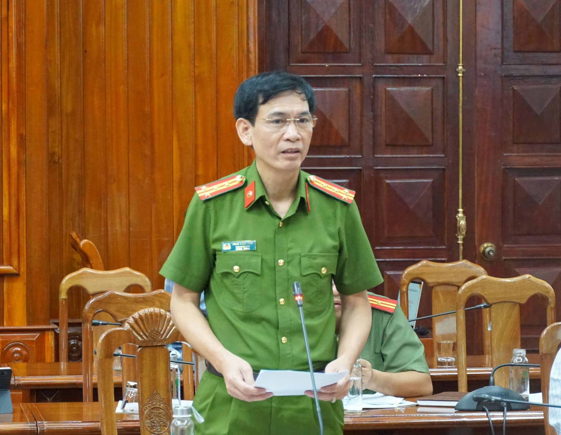 Các đại biểu thảo luận tại phiên họp.