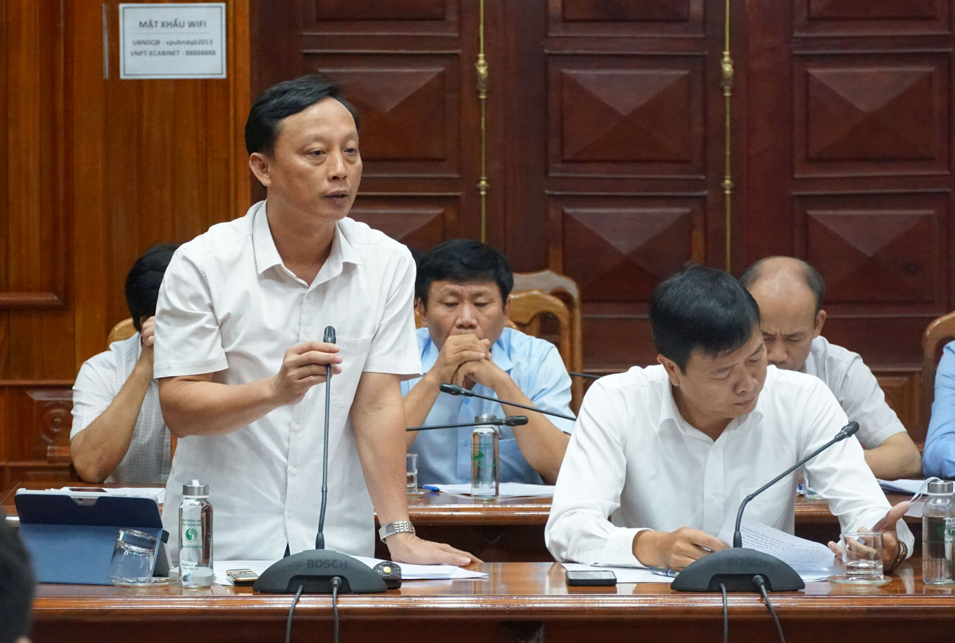Đại biểu thảo luận tại phiên họp.