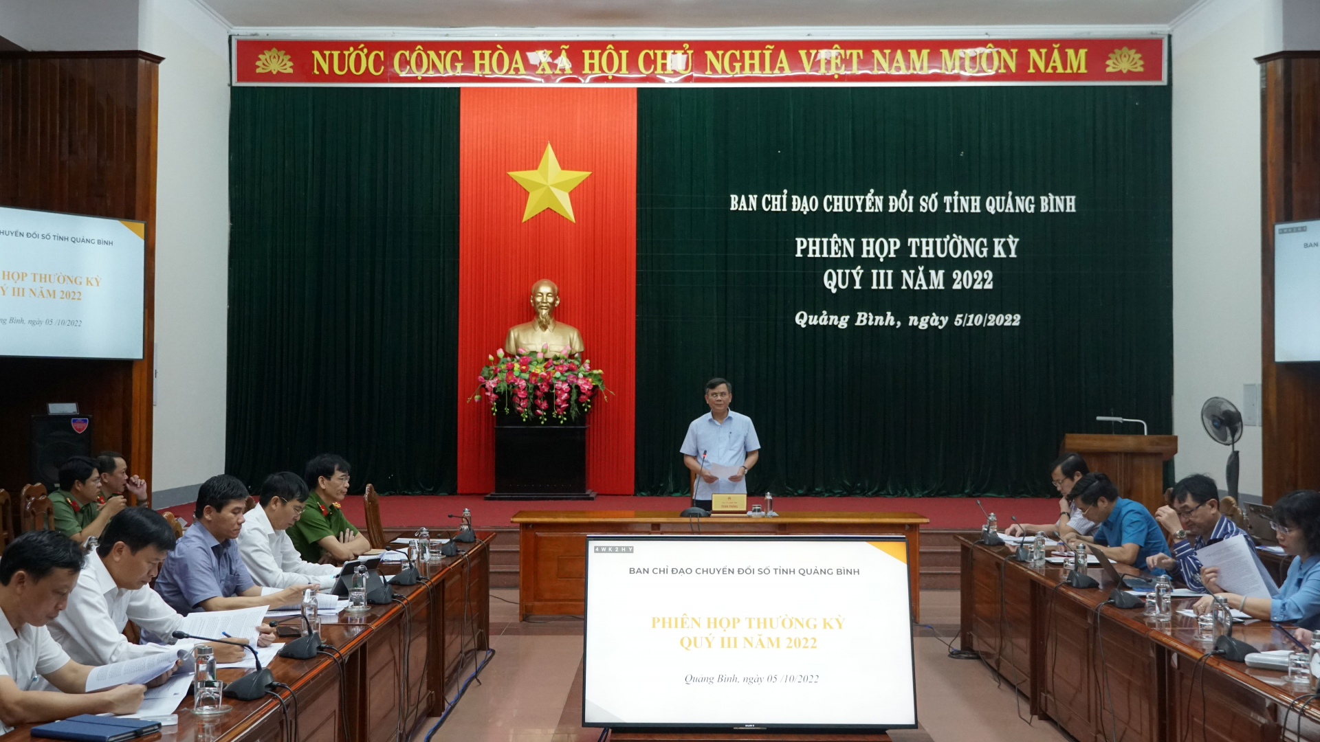 Đồng chí Chủ tịch UBND tỉnh Trần Thắng phát biểu kết luận phiên họp.