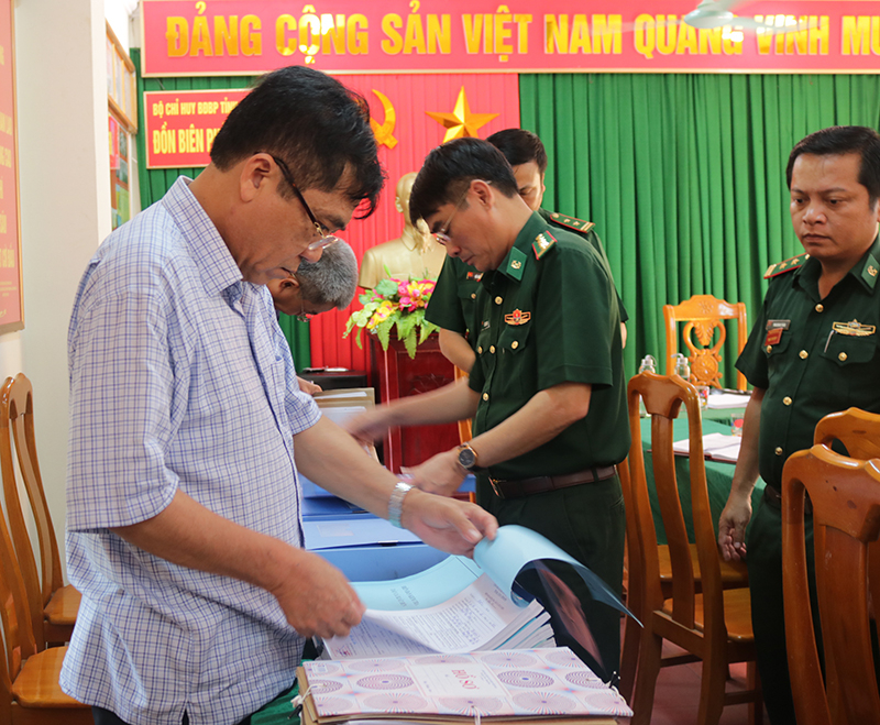 Đồng chí Phó Chủ tịch Thường trực UBND tỉnh kiểm tra hồ sơ về công tác chống khai thác IUU tại Đồn Biên phòng Nhật Lệ.