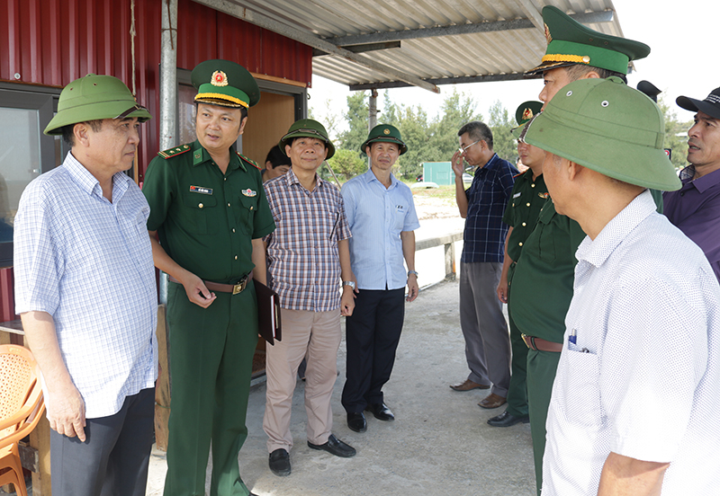 Đồng chí Phó Chủ tịch Thường trực UBND tỉnh kiểm tra thực tế tại Trạm Kiểm soát Đồn Biên phòng Nhật Lệ.