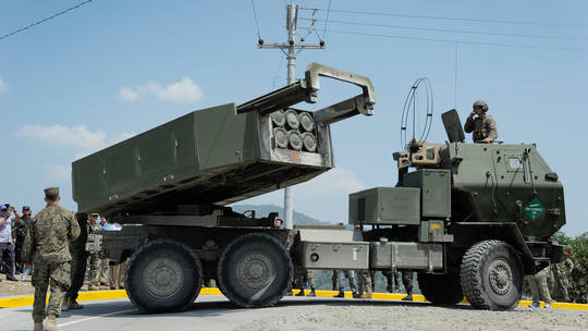 Hệ thống tên lửa HIMARS do Mỹ sản xuất trong cuộc tập trận bắn đạn thật ở Philippines. Ảnh: Getty Images