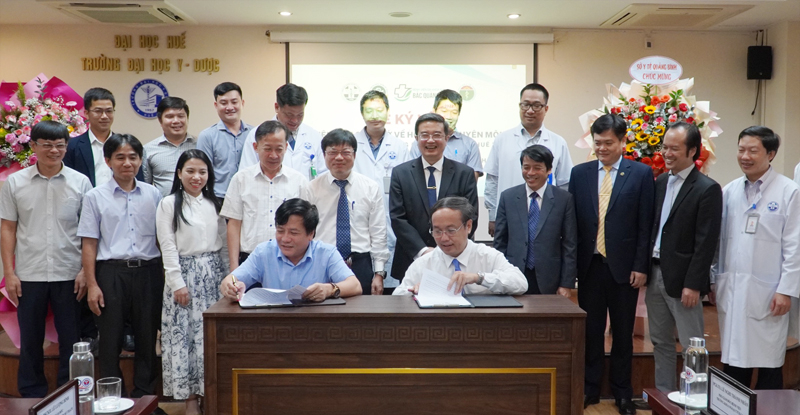 PGS.TS Nguyễn Khoa Hùng, Giám đốc Bệnh viện Trường đại học  Y - Dược Huế ký kết biên bản ghi nhớ về hợp tác chuyên môn với Bệnh viện Đa khoa huyện Bố Trạch.