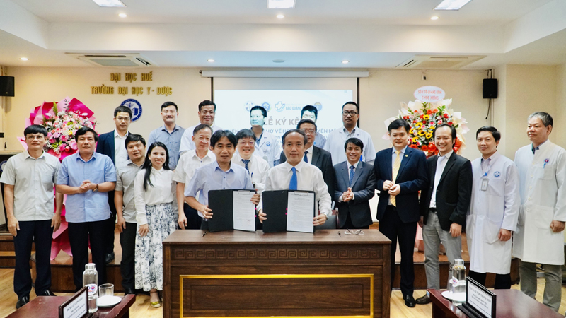 PGS.TS Nguyễn Khoa Hùng, Giám đốc Bệnh viện Trường đại học  Y - Dược Huế ký kết biên bản ghi nhớ về hợp tác chuyên môn với Bệnh viện đa khoa Khu vực Bắc Quảng Bình.