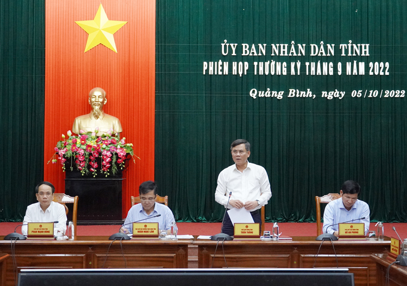 Đồng chí Chủ tịch UBND tỉnh Trần Thắng phát biểu tại phiên họp.