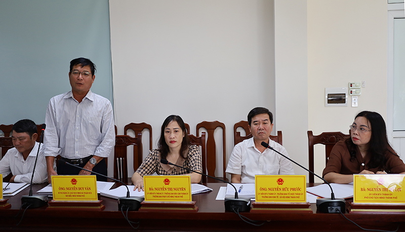 Các đại biểu phát biểu thảo luận.