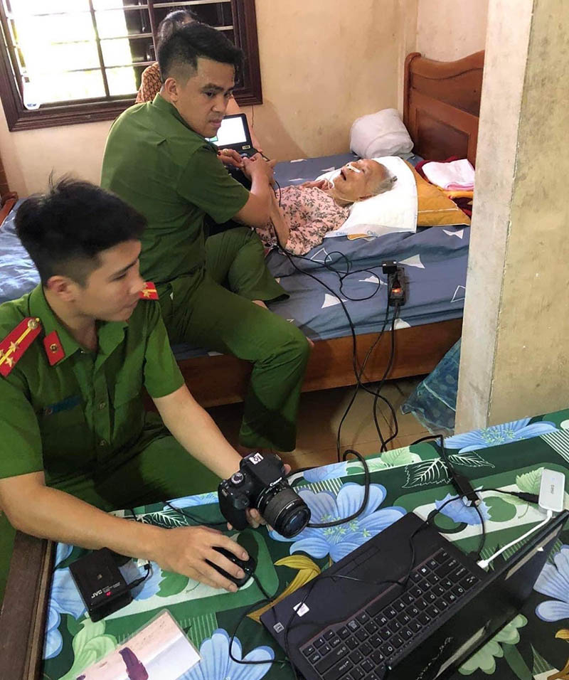 Cán bộ Công an đến tận từng nhà để làm thủ tục cấp CCCD cho người già, ốm đau không thể đi lại.