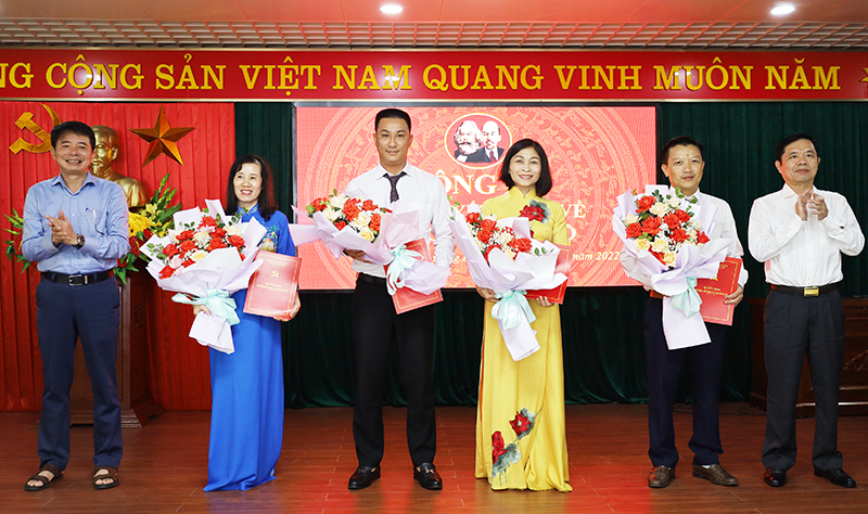Lãnh đạo TP. Đồng Hới tặng hoa chúc mừng các cán bộ vừa mới được  bổ nhiệm.