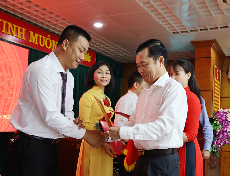 Lãnh đạo TP. Đồng Hới trao quyết định bổ nhiệm các cán bộ.