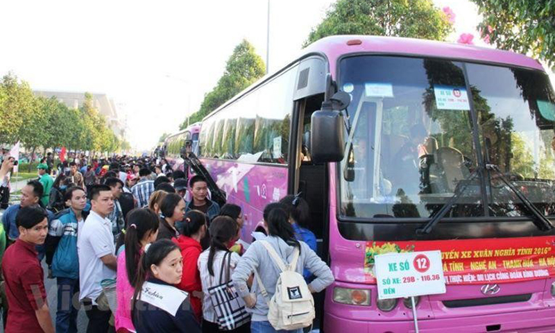 Ủy ban nhân dân và tổ chức Công đoàn tỉnh Bình Dương tổ chức đưa đón công nhân, lao động về quê đón Tết Nguyên đán 2022.