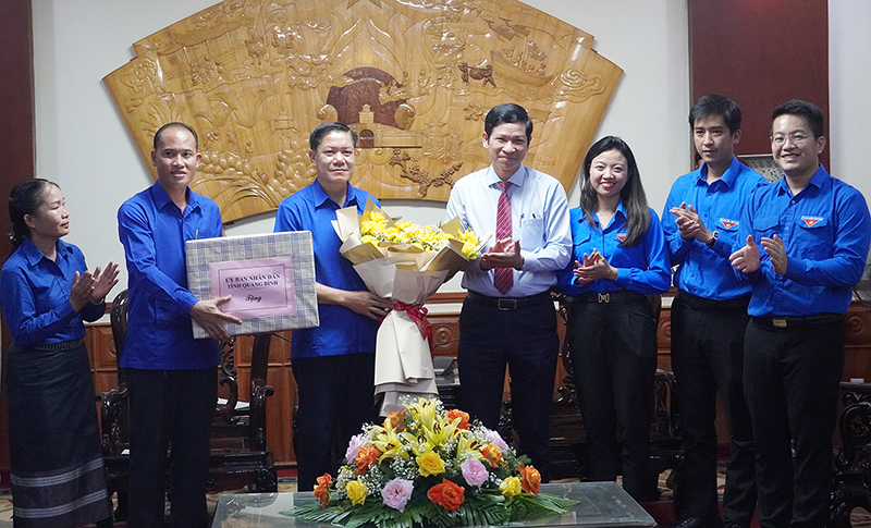 Đồng chí Phó Chủ tịch UBND tỉnh Hồ An Phong tặng hoa và quà cho đoàn công tác Tỉnh đoàn Khăm Muộn.