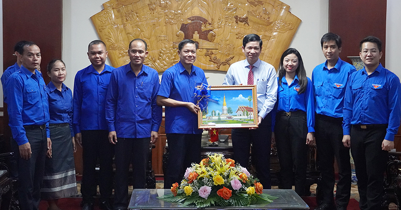 Đồng chí Bí thư Tỉnh đoàn Khăm Muộn Sải Khăm Phà Xay Xit Thi Đệt tặng quà lưu niệm cho đại diện lãnh đạo tỉnh Quảng Bình.
