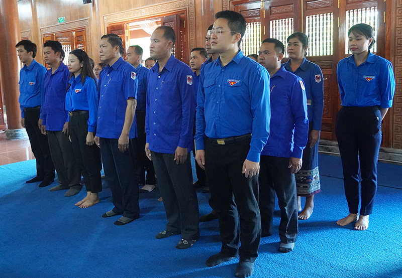 Đoàn đại biểu Tỉnh đoàn hai tỉnh Khăm Muộn và Quảng Bình dâng hương tại Đền thờ Bác Hồ và các Anh hùng liệt sỹ.