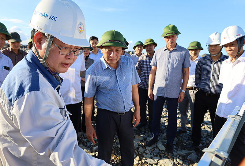  Đồng chí Phó Bí thư Thường trực Tỉnh ủy Trần Hải Châu kiểm tra thực địa dự án cơ sở hạ tầng thuộc Trung tâm Điện lực Quảng Trạch và dự án Nhà máy Nhiệt điện Quảng Trạch I.